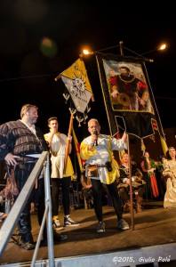 La consegna del Palio alla Cerchia di San Lorenzo (foto Giulio Pola, 2015)
