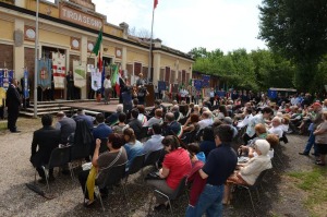Un'immagine della commemorazione del 2014, alla quale prese parte anche il ministro della difesa Pinotti