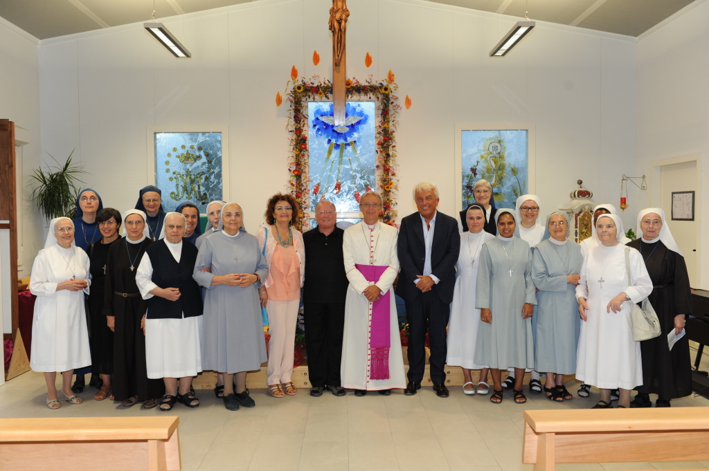 Al centro: Mons. Francesco Cavina Vescovo di Carpi e Don Marino Mazzoli Parroco di Mortizzuolo. Ai lati l’Avv. Pier Lugi Grana, Maria Teresa Benotti della SANFELICE 1893 Banca Popolare, Suor Laura dell’Istituto delle “Suore Sacramentine di Bergamo” e le Suore della Diocesi di Carpi