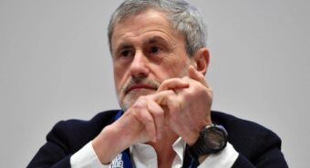 Alemanno denuncia aggressione a Roma: "Circondato da attivisti di sinistra, calci all'auto e sputi" Alemanno denuncia aggressione a Roma: "Circondato da attivisti di sinistra, calci all'auto e sputi"