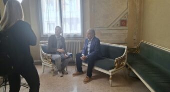 Oliver Stone fuori dal palco: sette minuti nella saletta con Rai, Sky e SulPanaro Oliver Stone fuori dal palco: sette minuti nella saletta con Rai, Sky e SulPanaro