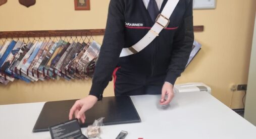 Arrestato a Soliera un uomo trovato in possesso di hashish e materiale per il confezionamento delle dosi Arrestato a Soliera un uomo trovato in possesso di hashish e materiale per il confezionamento delle dosi