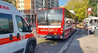 Bologna, donna partorisce in autobus: aiutata dalla conducente e dalle passeggere Bologna, donna partorisce in autobus: aiutata dalla conducente e dalle passeggere