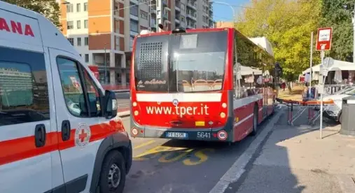Bologna, donna partorisce in autobus: aiutata dalla conducente e dalle passeggere Bologna, donna partorisce in autobus: aiutata dalla conducente e dalle passeggere